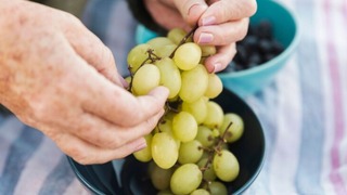 El método eficaz para quitar las cáscaras a las uvas