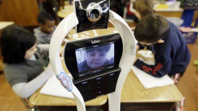 Estados Unidos: niño asiste a clases a través de un robot