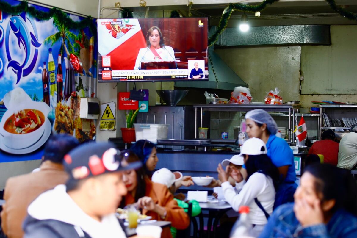 En locales del centro limeño, la figura presidencial aparece en pantalla. (Foto: GEC)