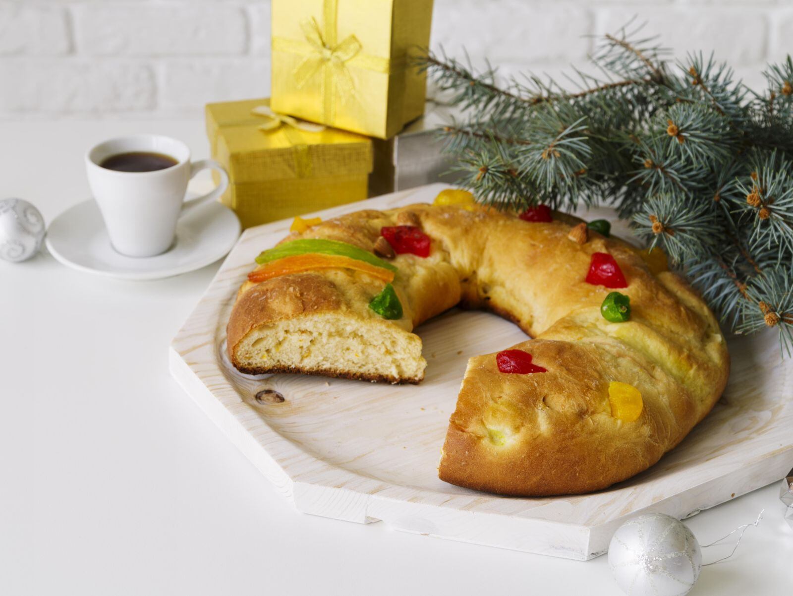 No sufras más al cortar la rosca. Acá te cuento cómo elegir el pedazo que no trae muñequito. (Foto: Freepik)