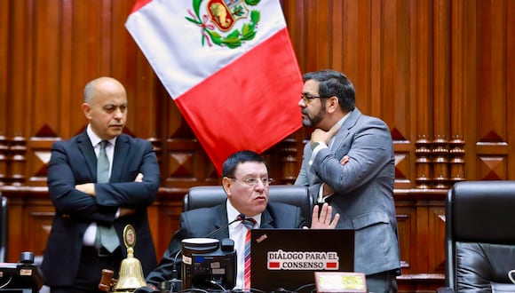 Alejandro Soto Reyes, presidente del Congreso, firma la promulgación de la ley. (Foto: Congreso de la República)