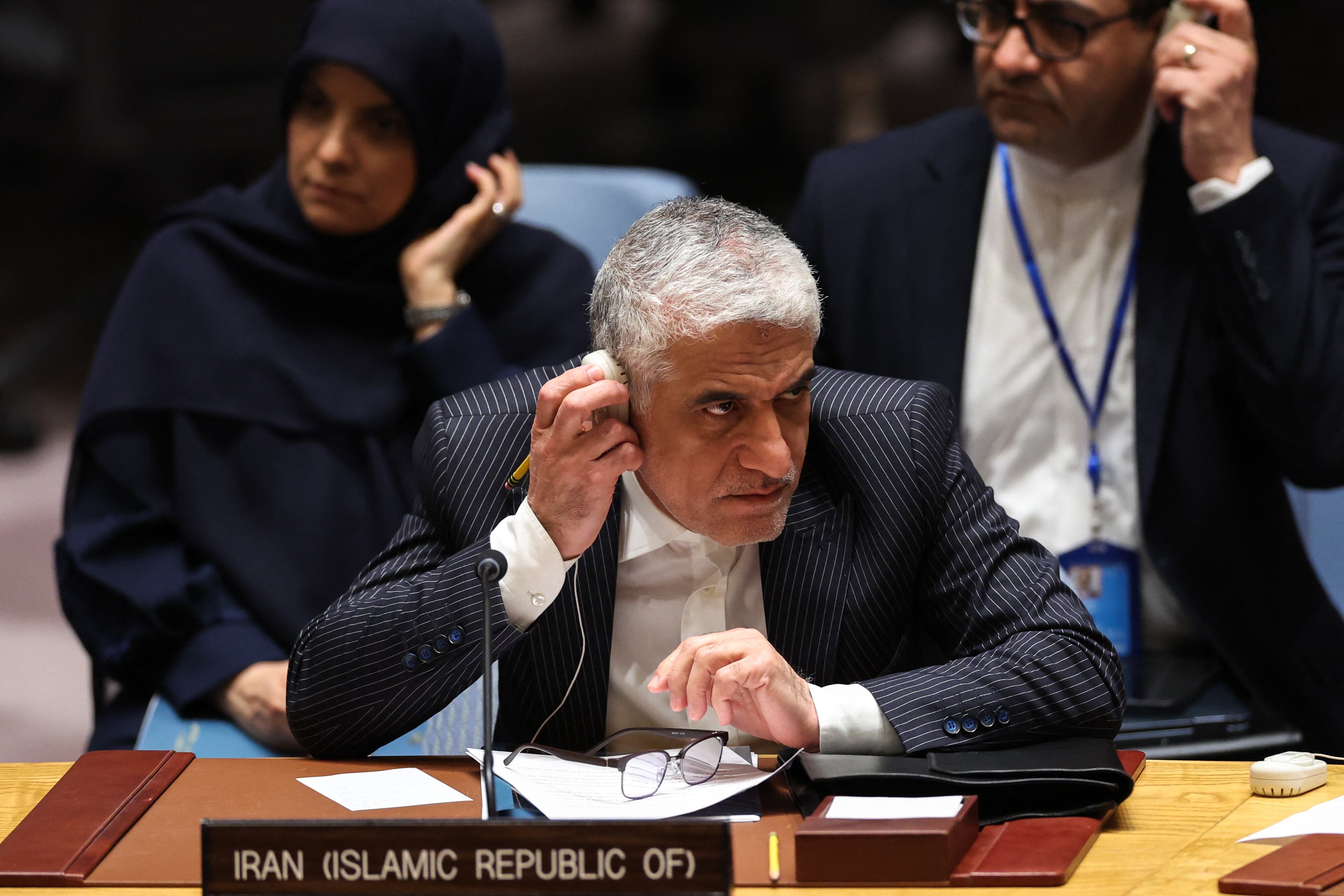 El embajador de Irán ante la ONU, Amir Saeid Iravani, escucha durante una reunión del Consejo de Seguridad. (Foto de Charly TRIBALLEAU / AFP).