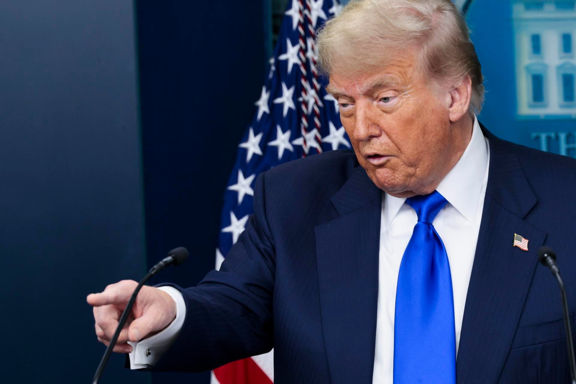 El presidente de los Estados Unidos, Donald Trump, responde una pregunta durante la rueda de prensa en la Casa Blanca en Washington, DC. (EFE/SHAWN THEW).