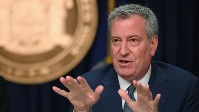Alcalde de Nueva York ordena la vacunación obligatoria contra el coronavirus para el sector privado