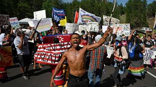 Manifestantes protestaron cerca al Monte Rushmore antes de la llegada de Trump | FOTOS
