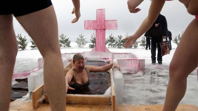 FOTOS: Miles se zambullen en aguas heladas para celebrar el bautismo ortodoxo