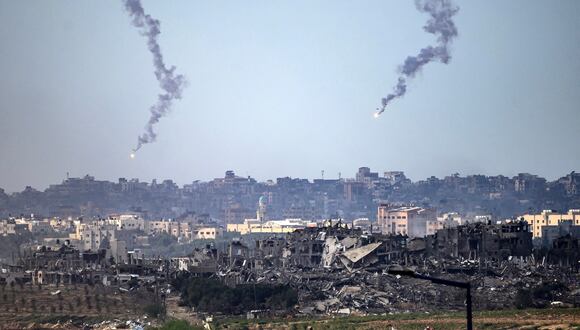 Bengalas lanzadas por el ejército israelí sobre el territorio palestino el 20 de noviembre de 2023, en medio de batallas en curso entre Israel y el movimiento palestino Hamás. (Foto de John MACDOUGALL / AFP)