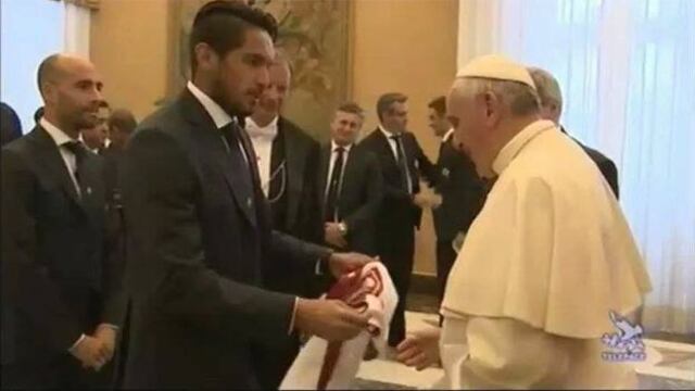 Juan Manuel Vargas le regaló camiseta de Perú al papa Francisco
