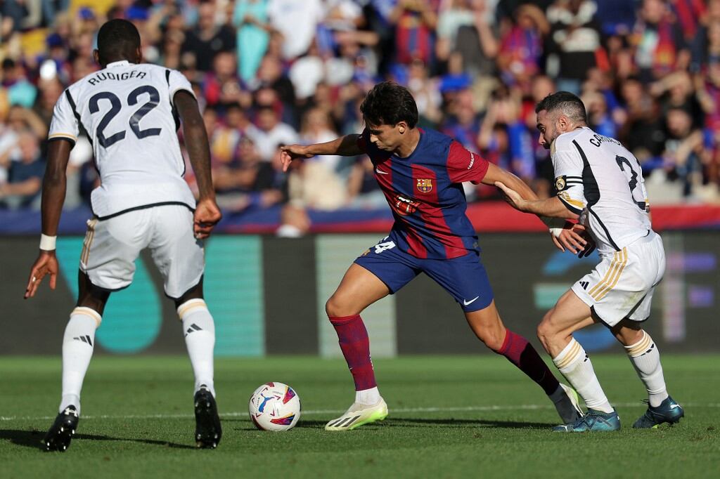 Real Madrid y Barcelona se enfrentarán en un candente partido por la final de la Supercopa de España. Conoce más detalles sobre una nueva edición del ‘clásico español. (Photo by LLUIS GENE / AFP)