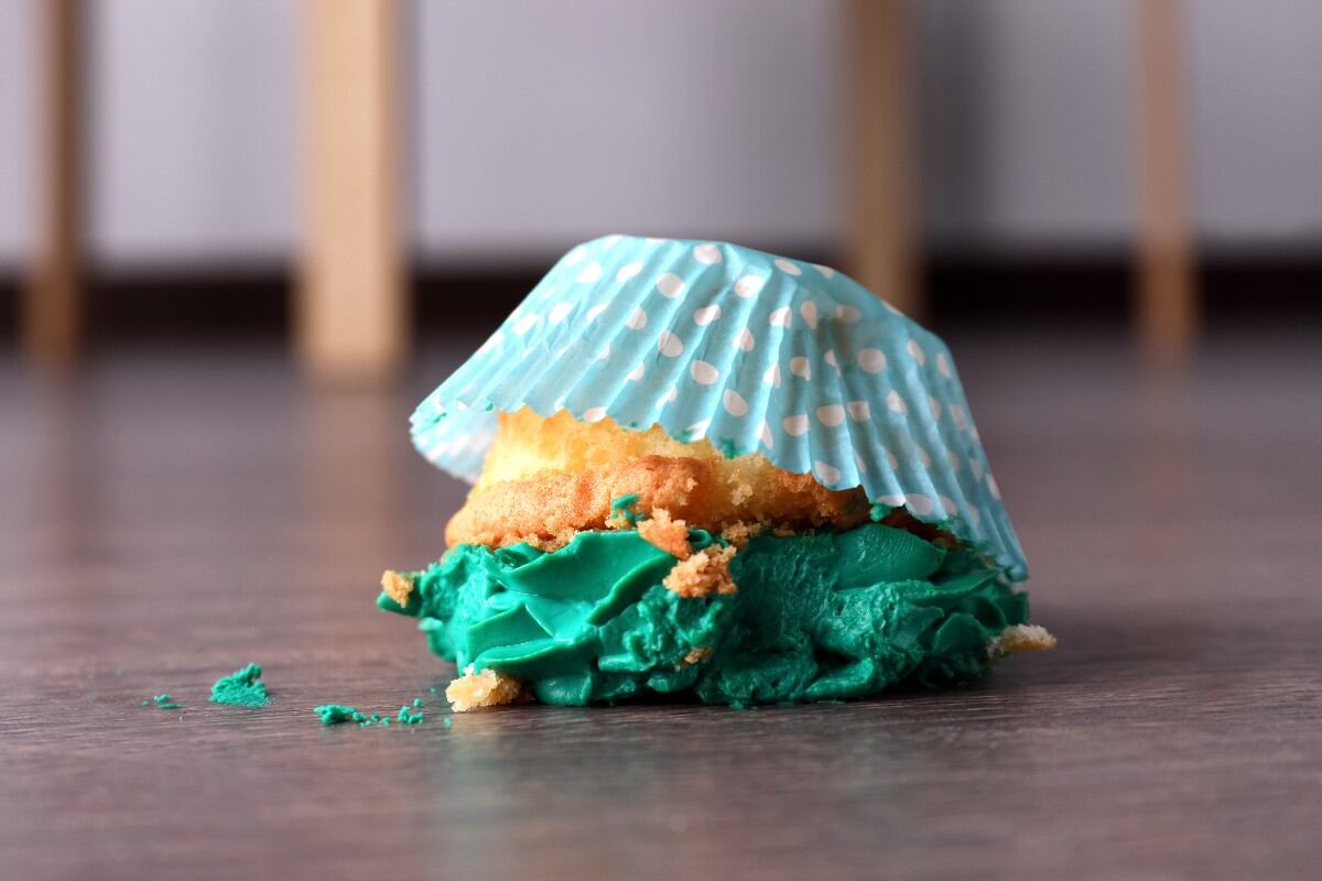 ¿Si se recoge la comida del suelo en menos de cinco segundos no pasa nada? Un microbiólogo de EE. UU. decidió poner a prueba esta famosa creencia con un sencillo experimento. (Foto referencial: Liudmila Chernetska / iStock)