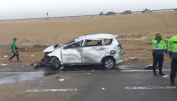 La camioneta que era utilizada como colectivo quedó totalmente destrozada. Foto: captura Chancay noticias