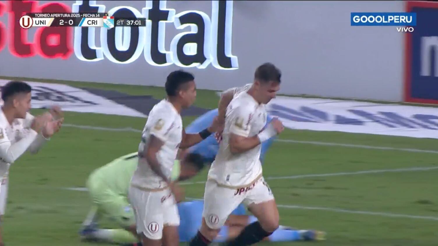 El delantero ‘crema’ ganó por los aires ante la salida del portero Enríquez y sentencia el duelo en el Estadio Monumental.