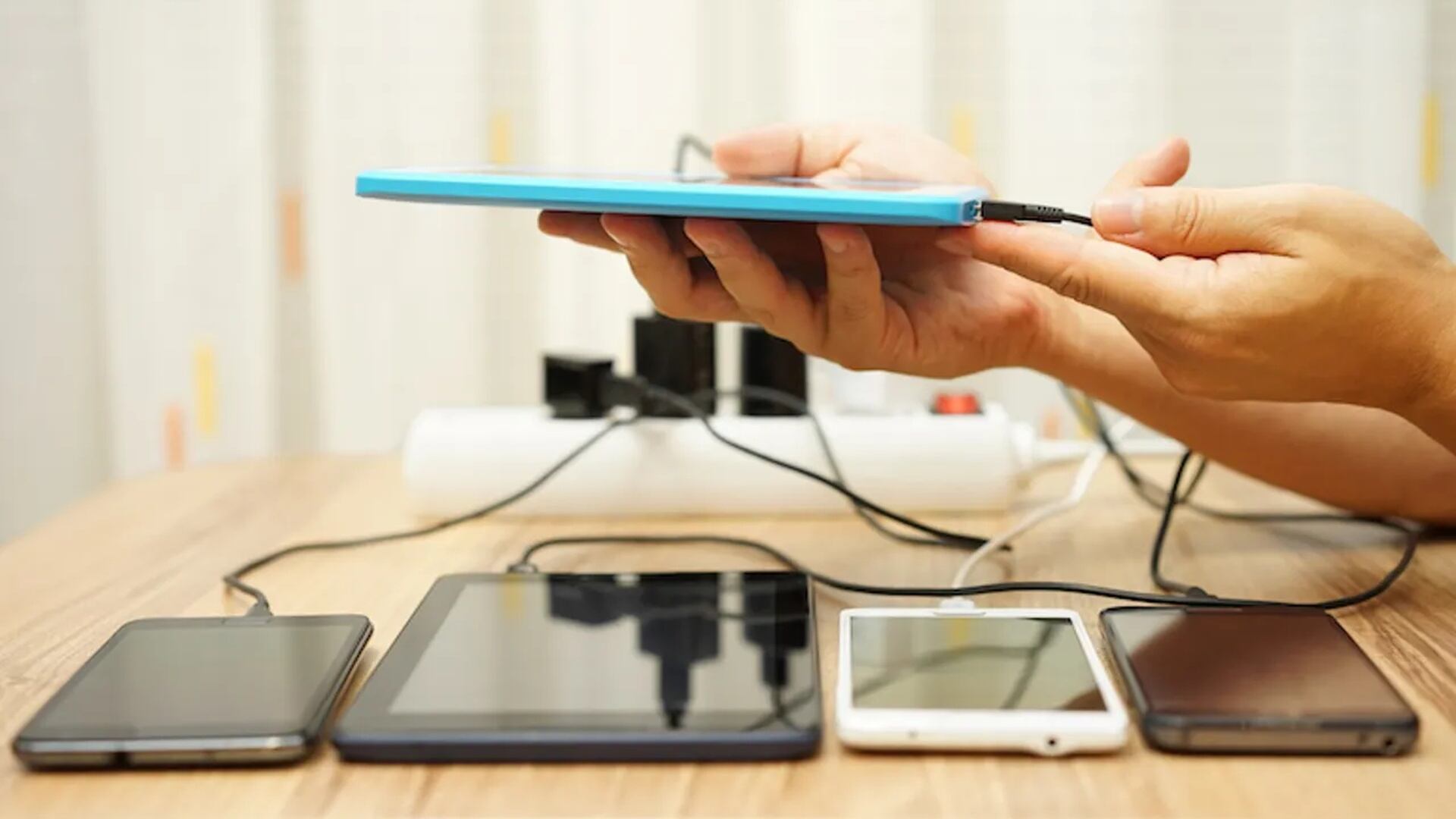 Es mejor comprar cargadores de marcas confiables para evitar daños en tus dispositivos electrónicos (Foto: ZDNET)