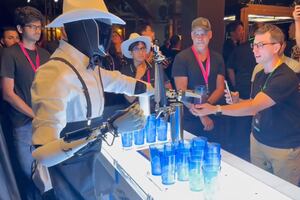 Optimus se convierte en barman: el robot de Elon Musk costaría unos 30 mil dólares | VIDEO