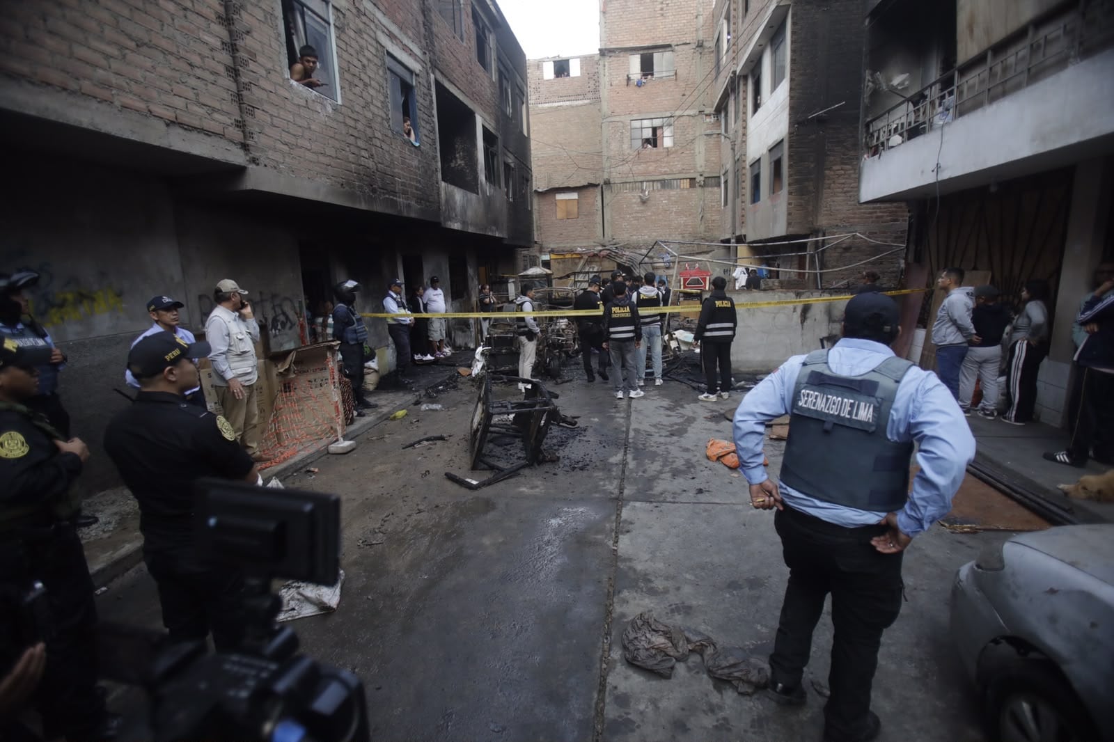 Extorsionadores habrían incendiado motos eléctricas y generado un incendio que dejó al menos dos muertos en el Cercado de Lima. (Foto: César Grados / @photo.gec)