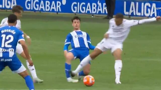 Kylian Mbappé expulsado del Real Madrid vs Alavés tras entrada imprudente | VIDEO