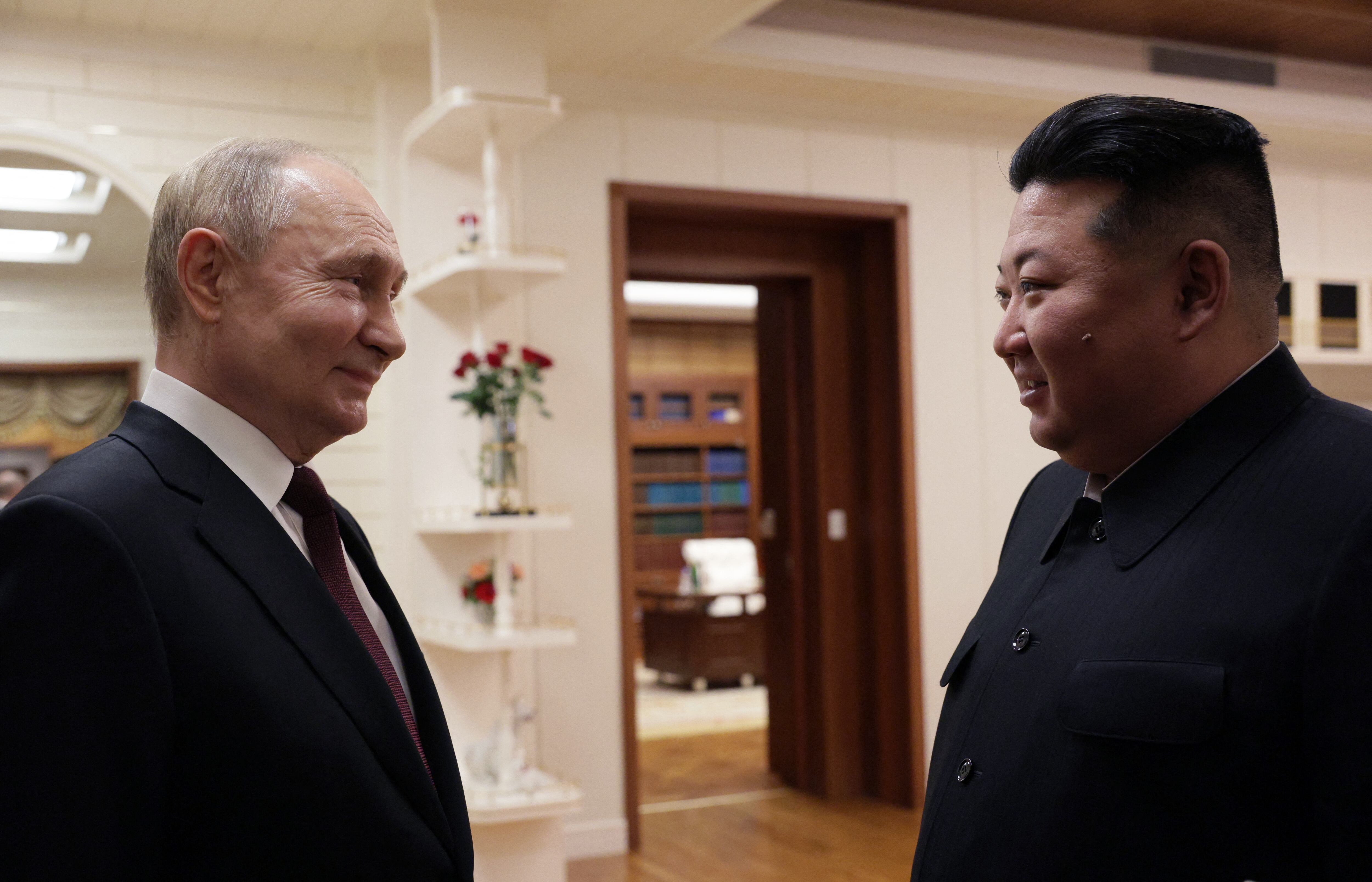 El líder de Corea del Norte, Kim Jong-un (derecha), y el presidente ruso, Vladimir Putin, se reúnen en Pyongyang, la madrugada del 19 de junio de 2024. (Foto de Gavriil GRIGOROV / AFP).