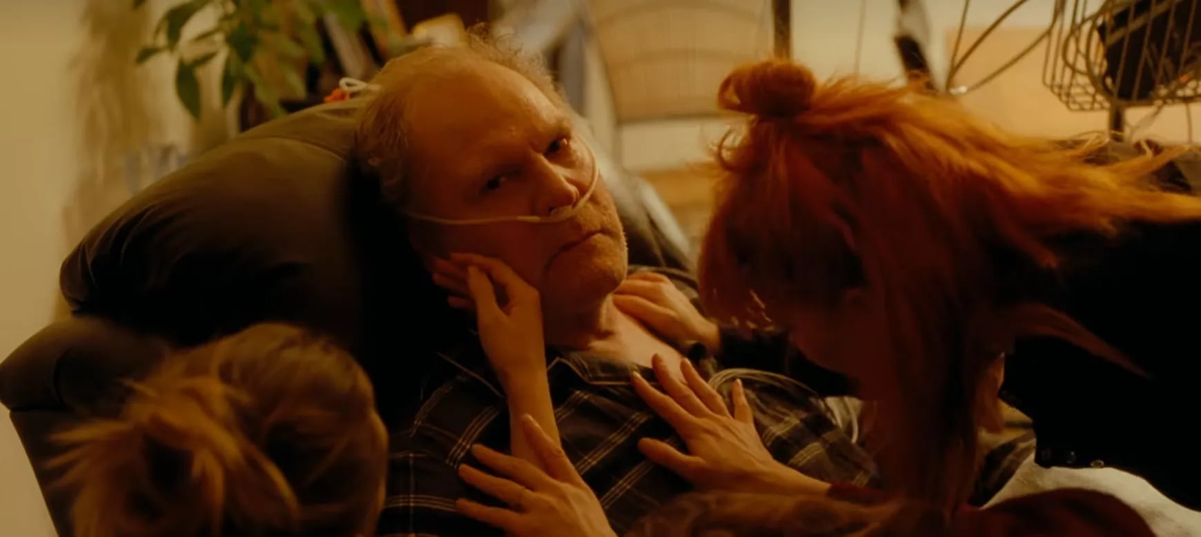 Para tristeza de sus hijas, Vincent muere al final de la película “His Three Daughters” (Foto: Netflix)