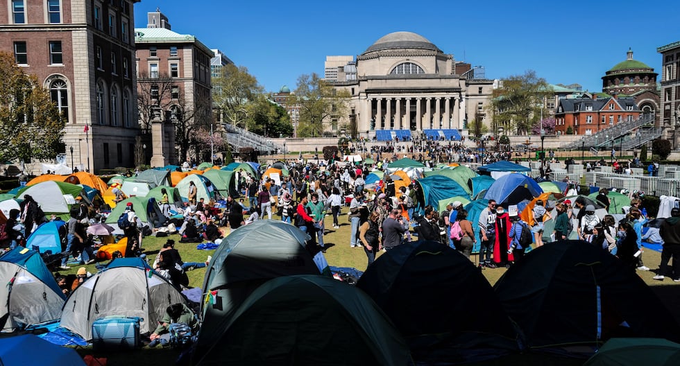 Estudiantes se reúnen en el campus de la Universidad de Columbia, ocupado por manifestantes pro palestinos en Nueva York el 22 de abril. (Foto de Charly TRIBALLEAU / AFP)