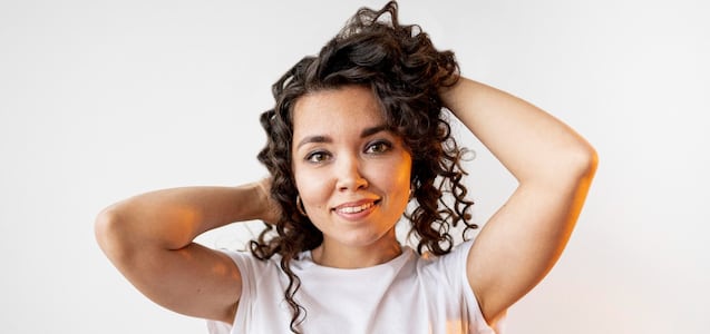 ¿Es mejor secar el pelo al aire o con un secador?