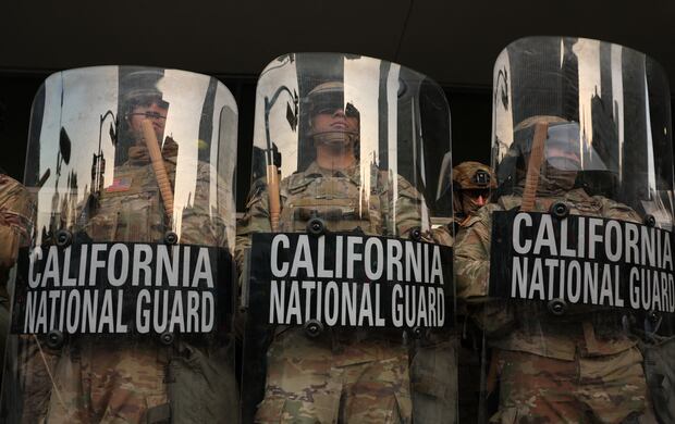 La Guardia Nacional de California permanece en las escaleras del Edificio Federal tras días de protestas en respuesta a las operaciones federales de inmigración en Los Ángeles el 10 de junio de 2025. (Foto de Patrick T. Fallon / AFP)