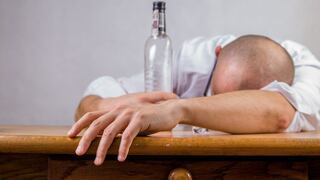 Alcohol afecta memoria durante horas y causa antojos duraderos