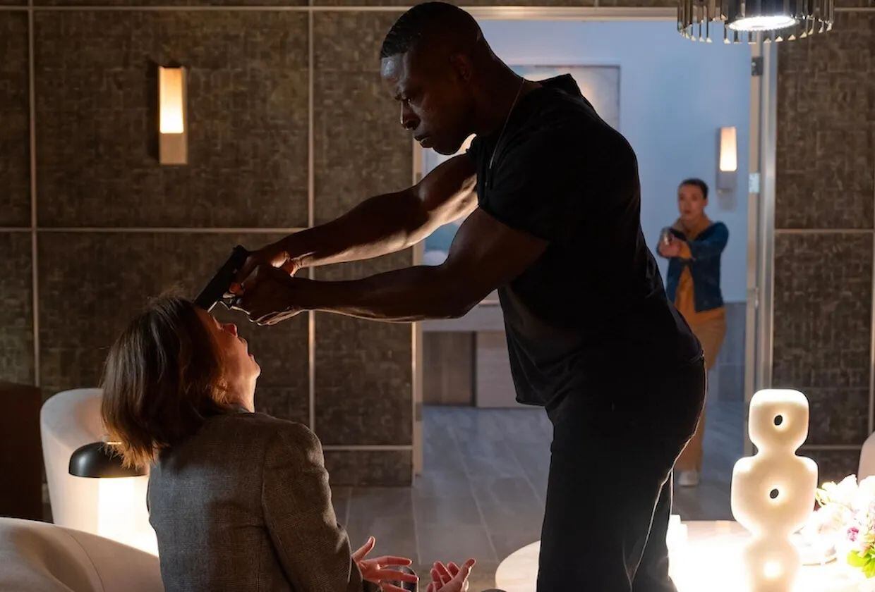 Xavier amenazando a Sinatra para que revela el paradero de su hija.