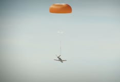 ¿Un avión con paracaídas? Cómo esta idea aparentemente absurda ha salvado centenares de vidas