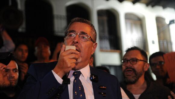 El candidato presidencial guatemalteco por el partido Movimiento Semilla, Bernardo Arévalo, habla con sus partidarios frente a la Corte Constitucional en la Ciudad de Guatemala el 1 de julio de 2023. (Foto de Silvia Rodriguez / AFP)