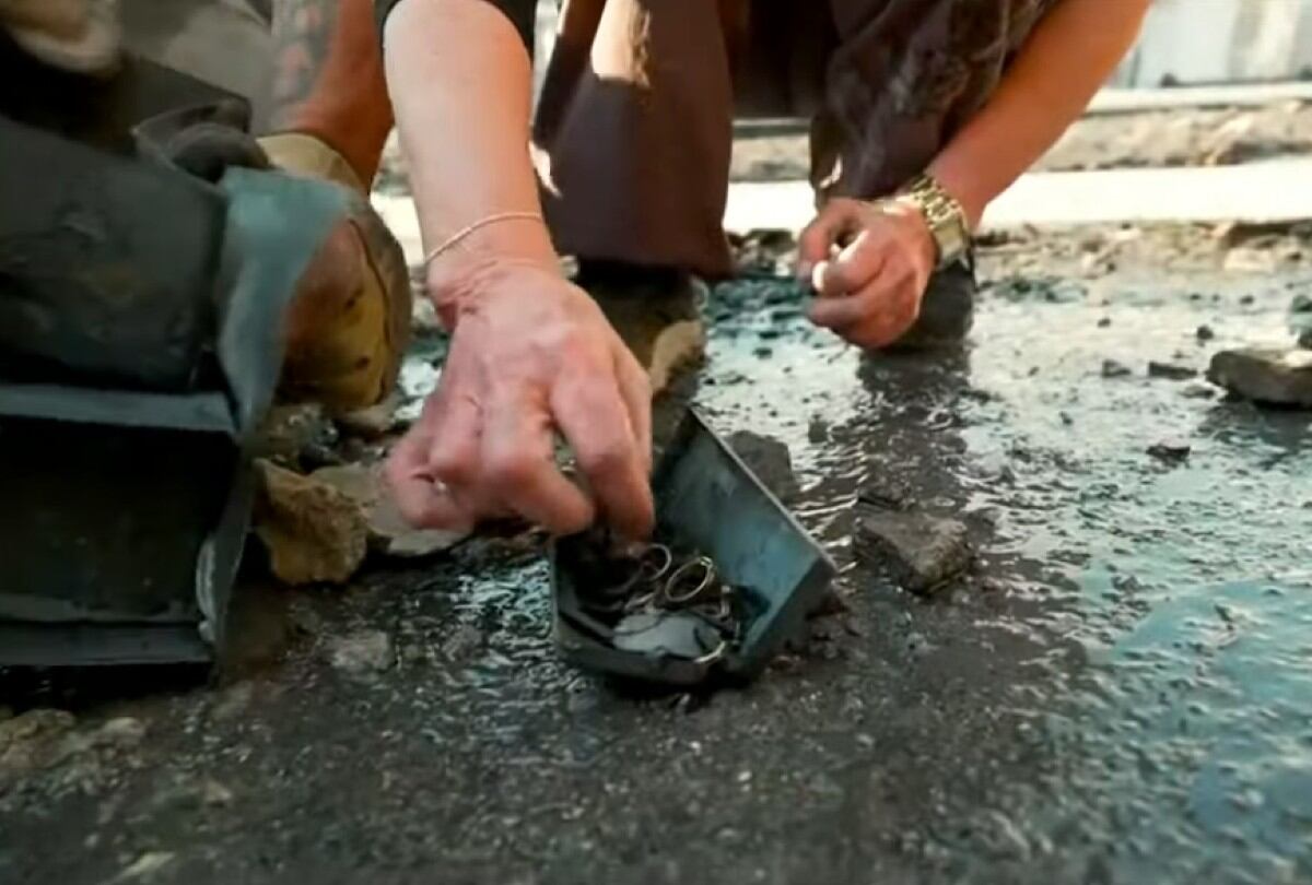 En el interior de una caja de metal, Gale halló sus anillos de boda y varios documentos importantes. | Crédito: Good Morning America / YouTube