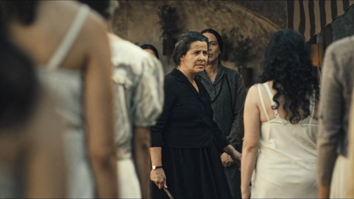 Arcángela Baladro (Arcelia Ramírez) propinando un cruel castigo a las jóvenes que mantenía retenidas en la miniserie "Las muertas" (Foto: Netflix)