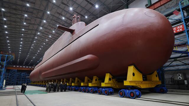 El líder de Corea del Norte Kim Jong-un visita la planta de fabricación de un submarino nuclear de misiles guiados estratégicos de 8.700 toneladas en un lugar no revelado. (Foto de KCNA VIA KNS / AFP).