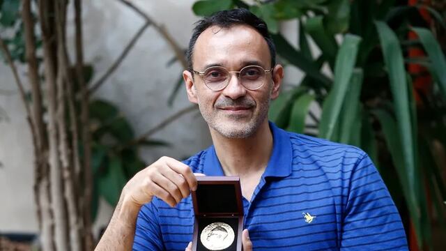 Carlos Umaña: el ginecólogo que llevó un mensaje de paz y ganó el Nobel