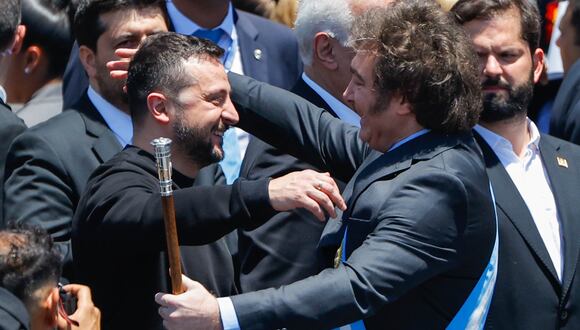 El presidente electo de Argentina Javier Milei (der.) saluda al presidenta de Ucrania, Volodymyr Zelensky. EFE/ Juan Ignacio Roncoroni