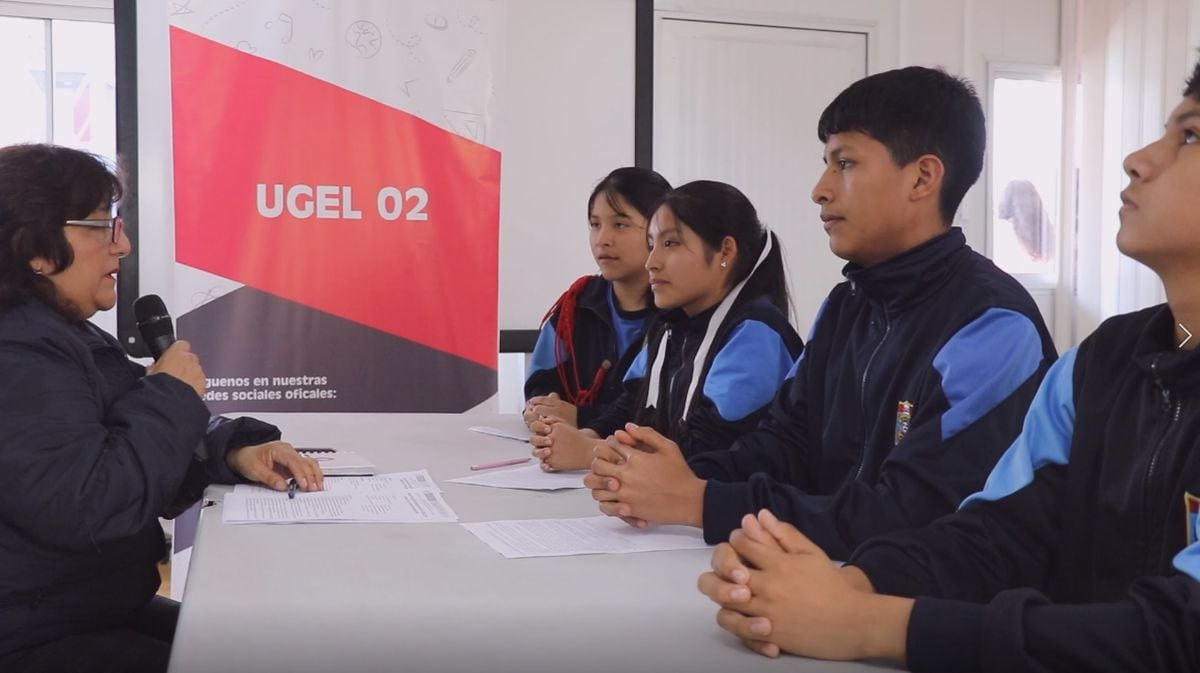 El equipo de corresponsales conversando con los portavoces de la UGEL 02. (Foto: Corresponsales escolares de El Comercio / IE 3043 Ramón Castilla)