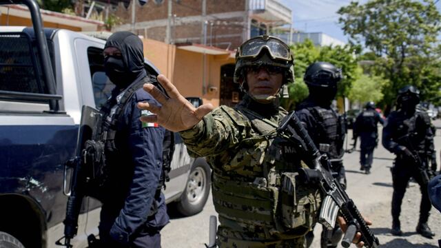 Militares desarman a la policía de Acapulco por sospechas de criminales infiltrados