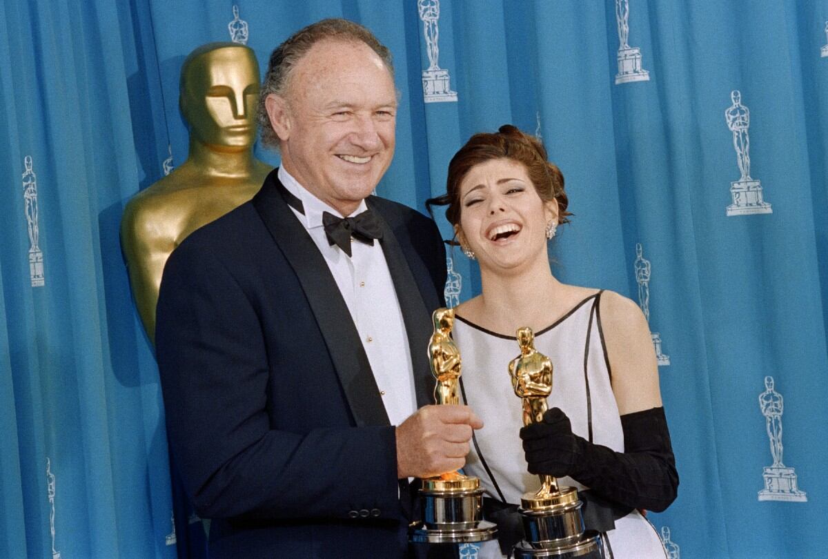 Gene Hackman y la actriz estadounidense Marisa Tomei posan con sus respectivos premios Oscar. | Crédito: Scott Flynn / AFP