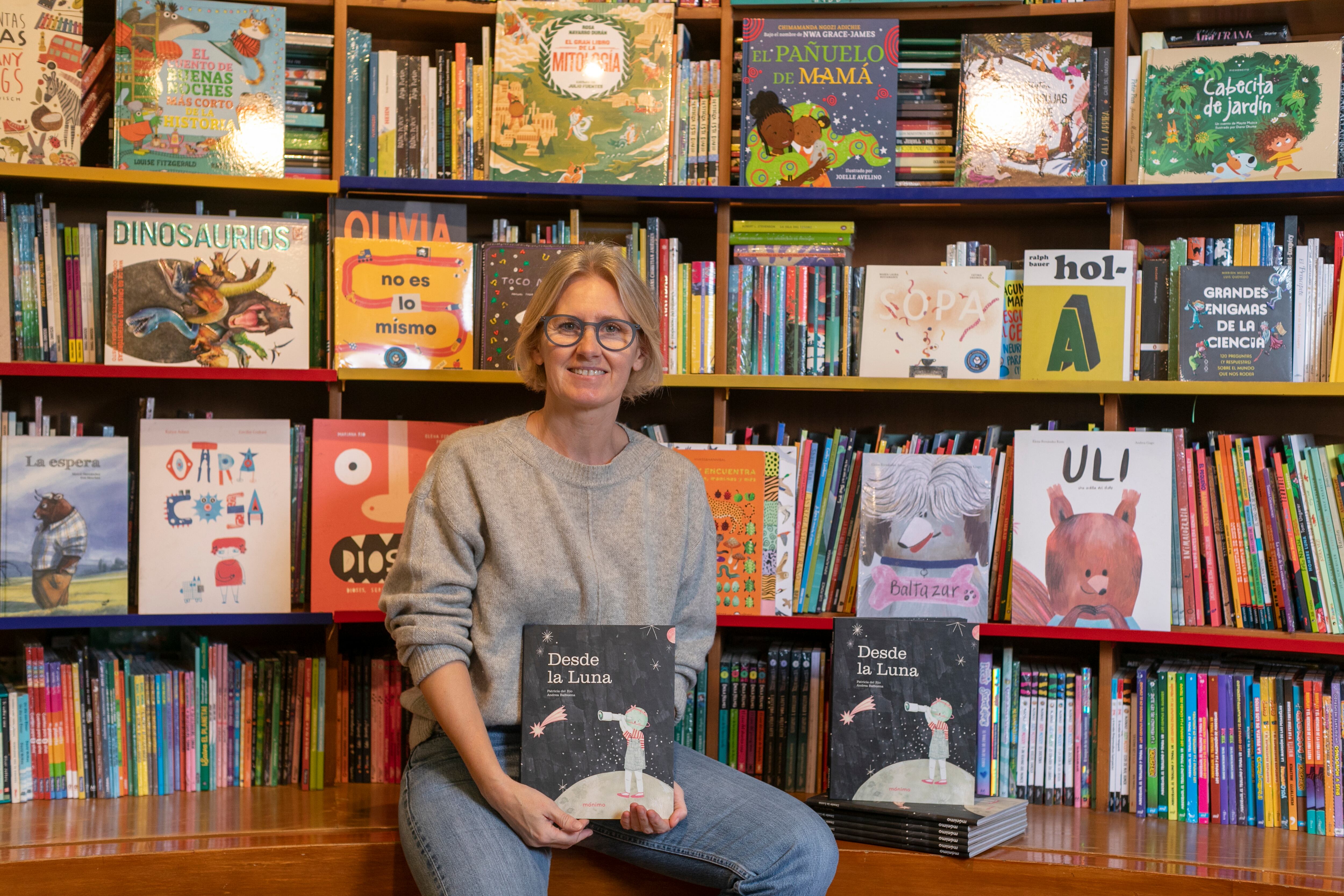 Julia Viñas nació en Argentina y desde hace 15 años radica en nuestro país. Hace 3 años fundó la editorial infantil Mónimo cuyo catálogo ha ganado importantes premios internacionales.