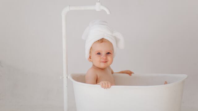 ¿Primer baño de tu bebé? Pediatra explica qué hacer si le entra shampoo a los ojos por primera vez