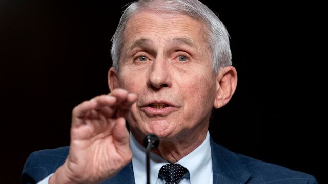 “Ómicron infectará a todos”, advierte el doctor Anthony Fauci