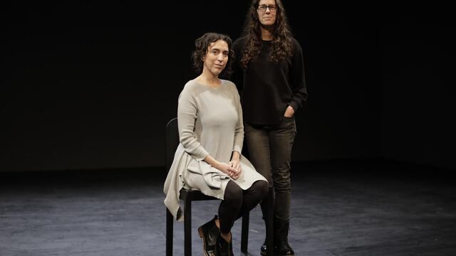Mariana de Althaus desnuda miedos en “Trucos para ver en la oscuridad”: La pandemia vista por primera vez desde el teatro