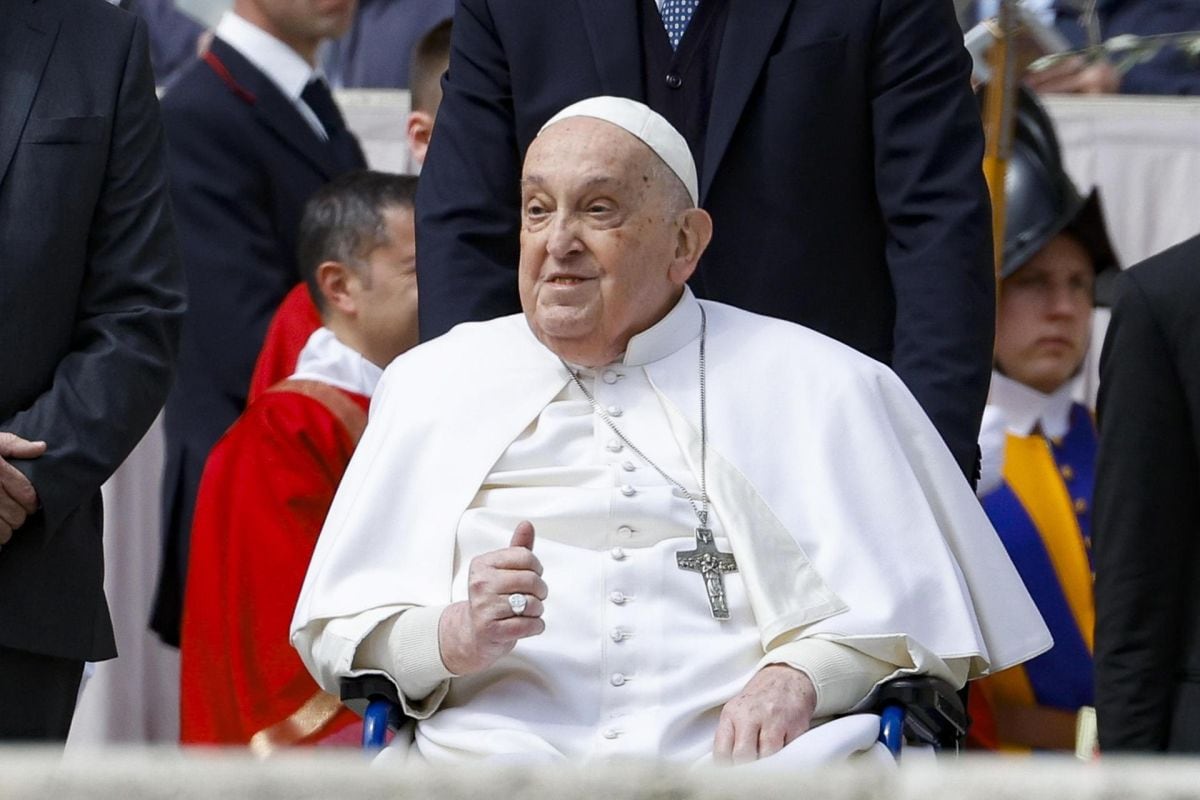 El papa Francisco en la Plaza de San Pedro del Vaticano, al término de la misa del Domingo de Ramos, la celebración que marca el inicio de la Semana Santa. Foto: EFE/FABIO FRUSTACI
