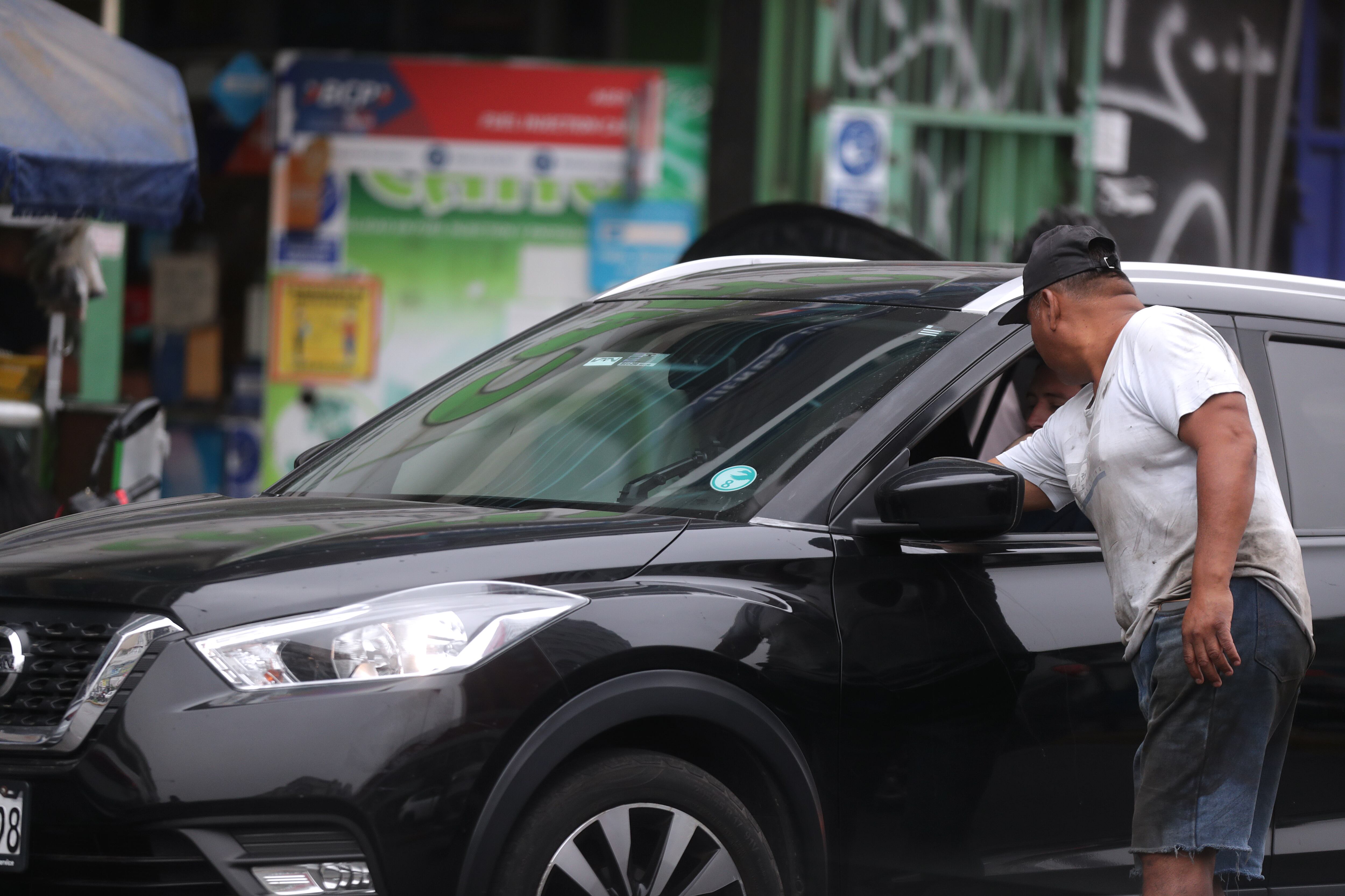 En la avenida Iquitos, en el distrito de La Victoria, es común la oferta de esta técnica. Ofrecen realizarlo en menos de una hora, por un precio alrededor de los 150 soles.