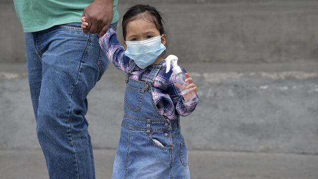 Ecuador autoriza el retorno a clases escolares y universitarias presenciales suspendidas por el coronavirus