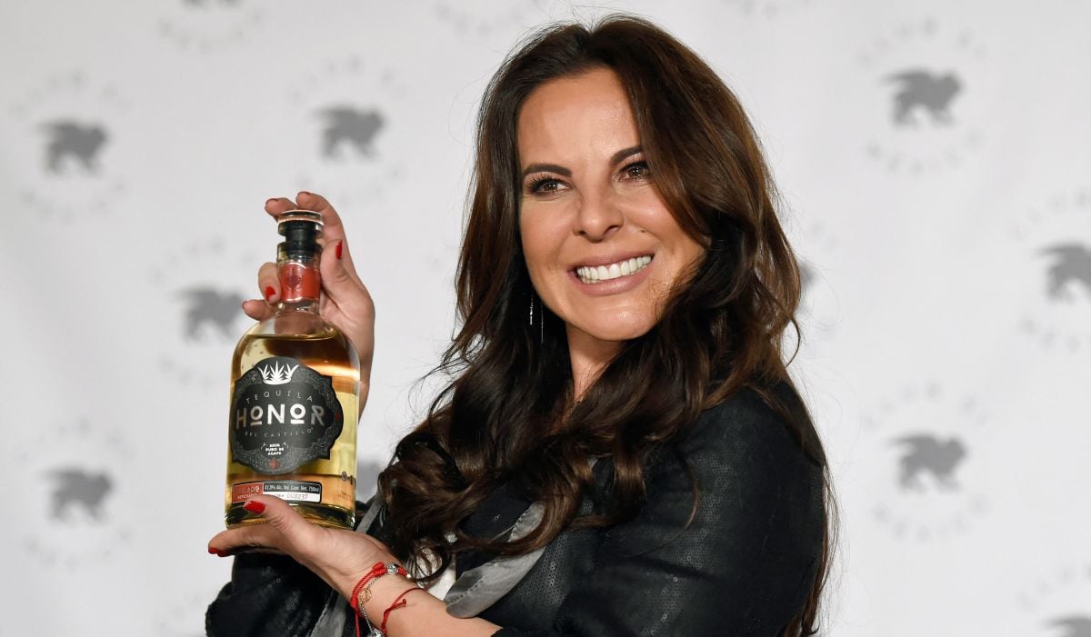 La actriz mexicana Kate del Castillo posa con una botella de su marca de tequila "Honor" durante una conferencia de prensa en la Ciudad de México el 20 de diciembre de 2018 (Foto: Alfredo Estrella / AFP)