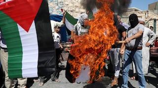 Palestinos queman banderas en rechazo al acuerdo entre Israel y Emiratos Árabes Unidos | FOTOS