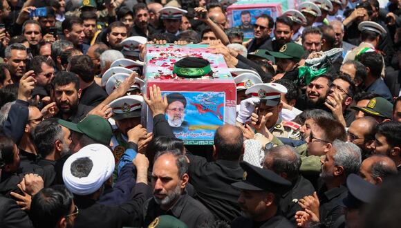 Foto proporcionada por la presidencia iraní muestra que los iraníes llevan el ataúd del difunto presidente Ebrahim Raisi participan en su ceremonia fúnebre en Mashhad, Irán, el 23 de mayo de 2024. Foto: PRESIDENCIA IRÁN/EFE/EPA