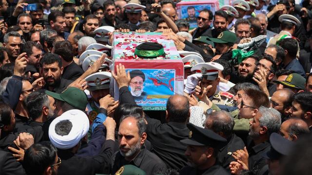Irán despide al presidente Ebrahim Raisi con un entierro multitudinario en su ciudad natal