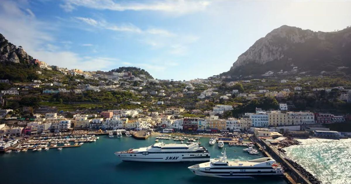 "Otro pequeño favor" fue grabada en la isla de Capri. Aquí el puerto de dicha isla (Foto: Feigco Entertainment / Lionsgate / Amazon MGM Studios)