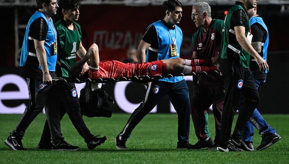 El lateral derecho de Argentinos Juniors tuvo que salir del duelo ante Fluminense por una grave lesión. Foto: AFP
